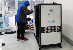 工业冷水机的类型有风冷式和水冷式